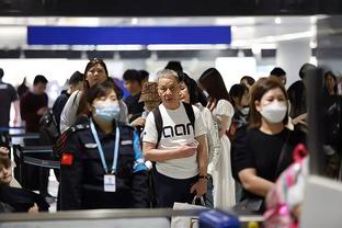 Hãy hét lên với tôi! Rất nhiều người hâm mộ Trung Quốc ở sân bay hô to tên C La!